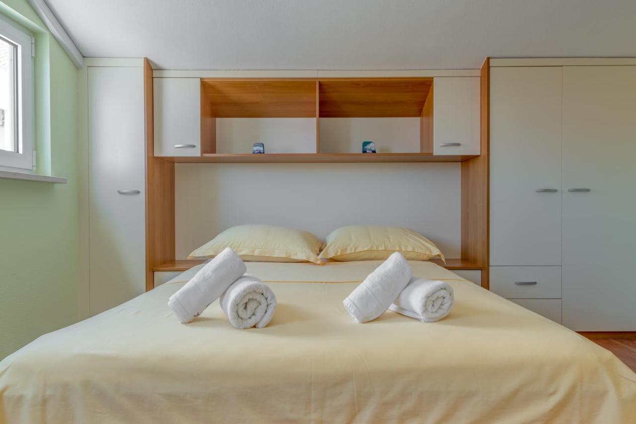 Villa Lille Трогир Екстериор снимка
