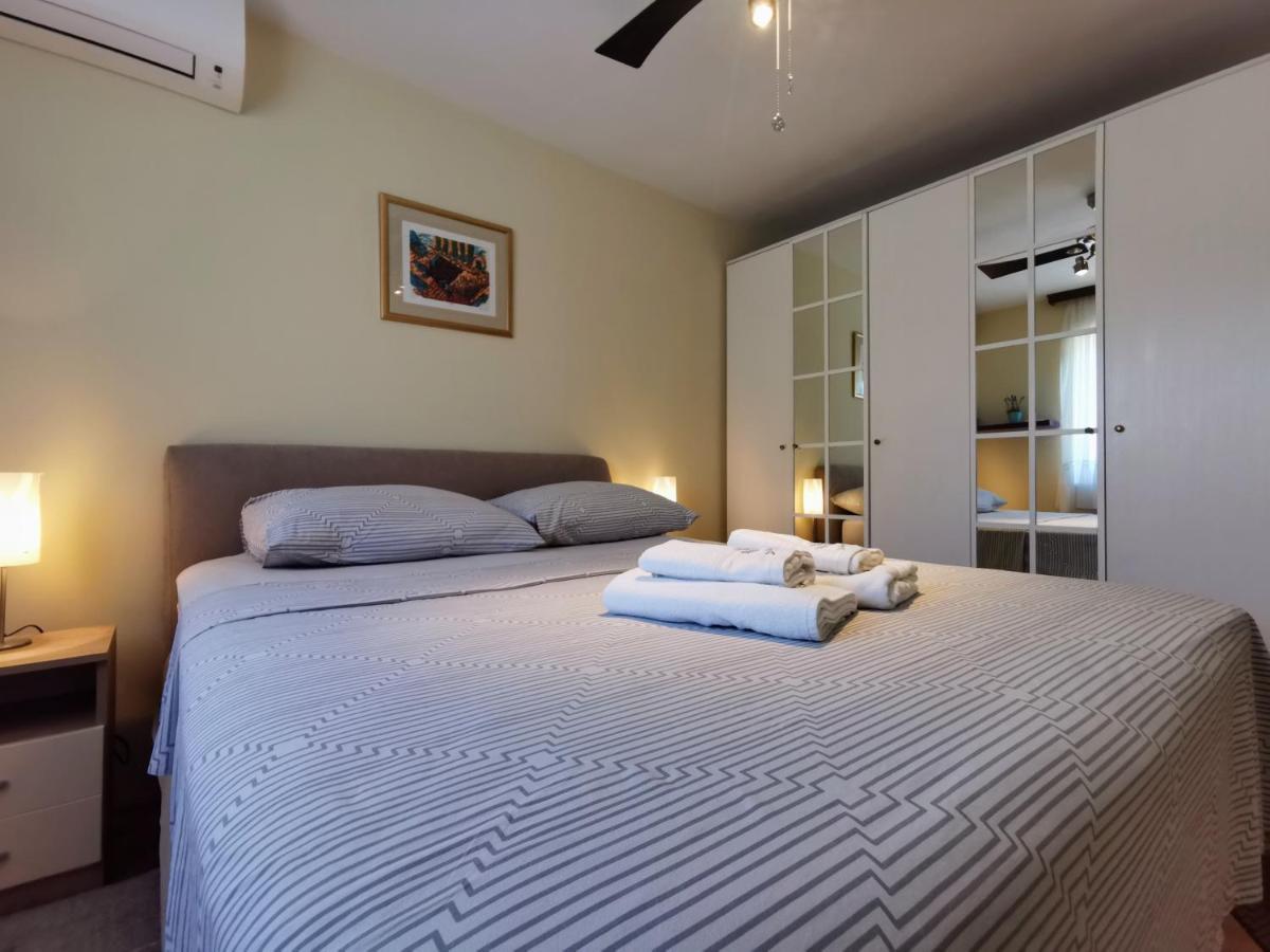 Villa Lille Трогир Екстериор снимка