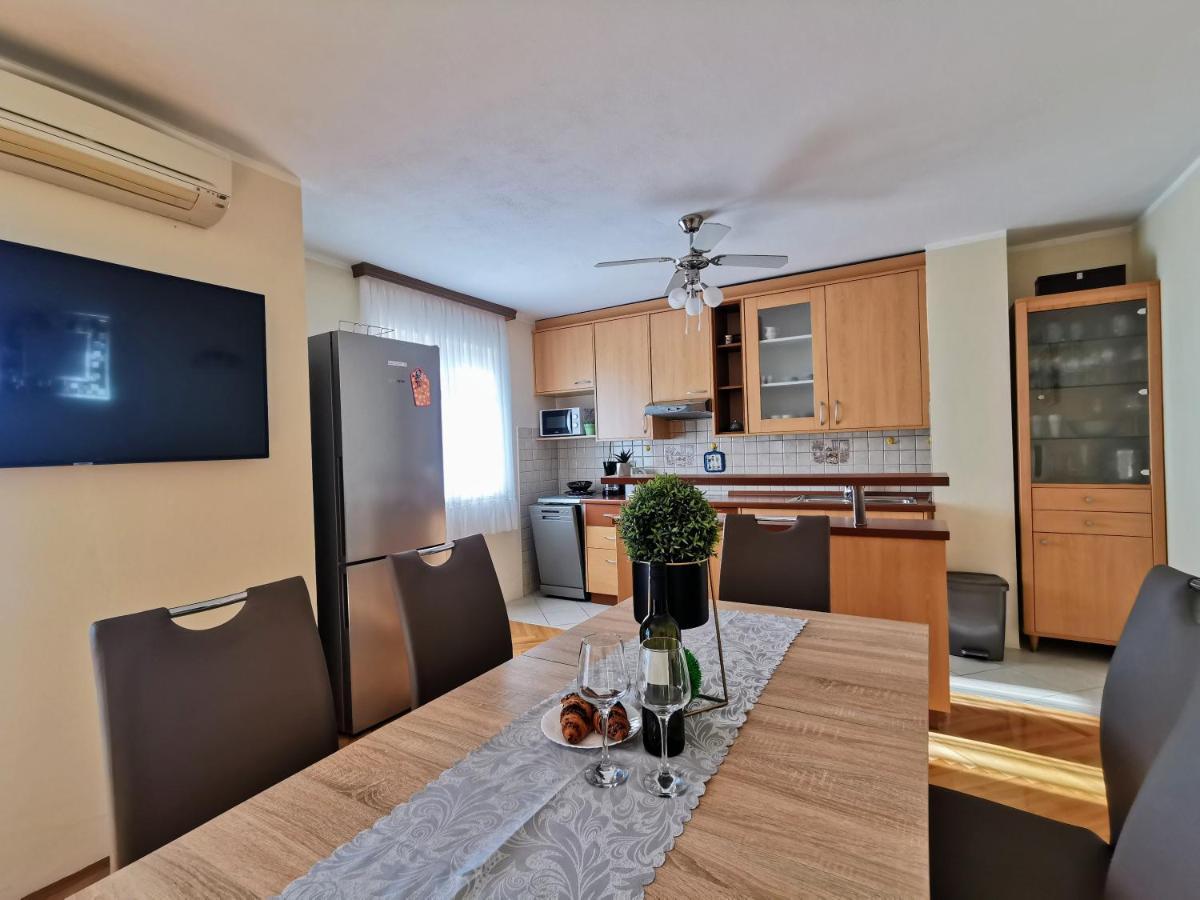 Villa Lille Трогир Екстериор снимка